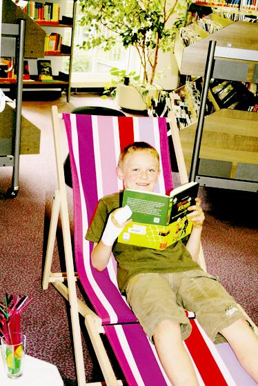Kleine Lesefüchse wie dieser junge Bibliotheksbesucher freuen sich auf den Sommerleseclub. Foto: hw