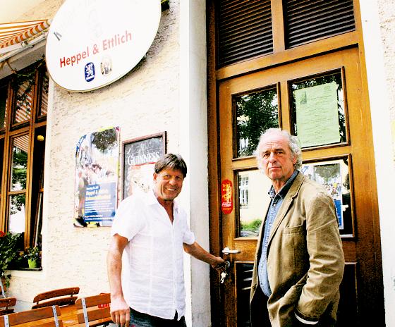 Nach 33 Jahren an der Kaiserstraße schließen am Wochenende Wolfgang Ettlich und Henny Heppel (r.) ihre Theaterkneipe mit Berliner Charme.	Foto: ko