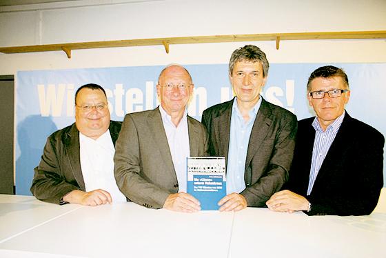 Stolz auf das Werk: (v. l.): Herbert Schröger, Franz Maget, Anton Löffelmeier sowie Löwen-Geschäftsführer Manfred Stoffers. Foto: Hettich