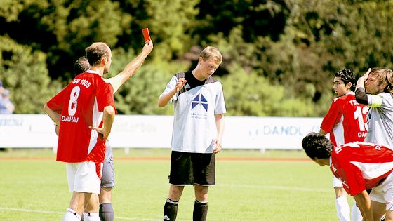 Die rote Gefahr: Der Schiedsrichter zeigt Andreas Jäschke Rot. Stefan Drengler (rechts) winkt ab und fliegt später auch noch vorzeitig vom Platz.	Foto: ba