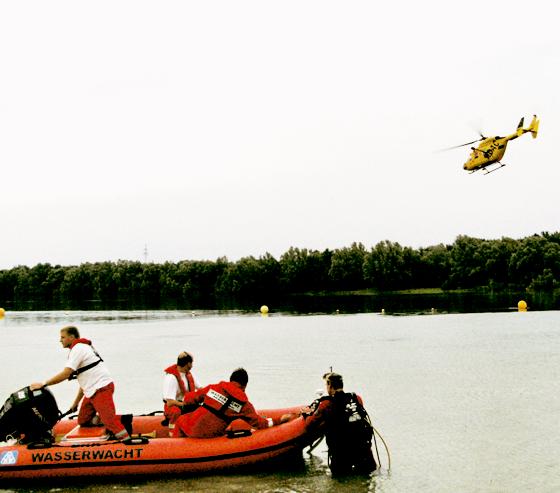 Mit einem Hubschrauber suchten die Einsatzkräfte nach einer vermeintlich ertrunkenen Person.	F.: FW