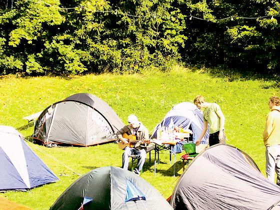 Zelten verbindet: Internationale Jugendliche treffen sich im Jugendcamp »The Tent«.	Foto: The Tent