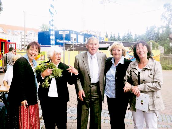 Gratulierten dem Ehepaar Karolina und Rupert Langbauer: Diana Stachowitz (li.), Johanna Salzhuber (2. v. re.) und Claudia Wocher (re.) 	Foto:  Valentin Knor