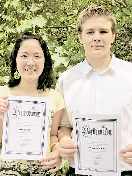Linh Nguyen und Philipp Schindel freuen sich über ihren sehr guten Quali-Abschluss. 	Foto: Schule