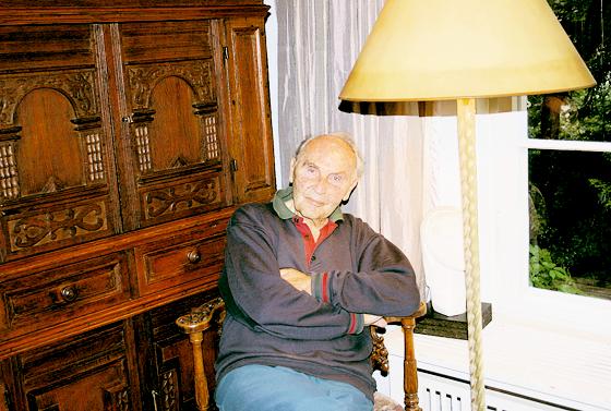 Der bekennende Bayer Willy Purucker an seinem Lieblingsplatz in seiner Grünwalder Villa. Auch an seinem 84. Geburtstag will er hier sitzen.  Foto: ks
