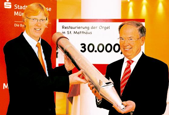 Kirchenmusiker Hayko Siemens (l.) freut sich mit Harald Strötgen, Vorstandvorsitzender Stadtsparkasse, über die Spende zur Orgelrestaurierung.	Foto: VA