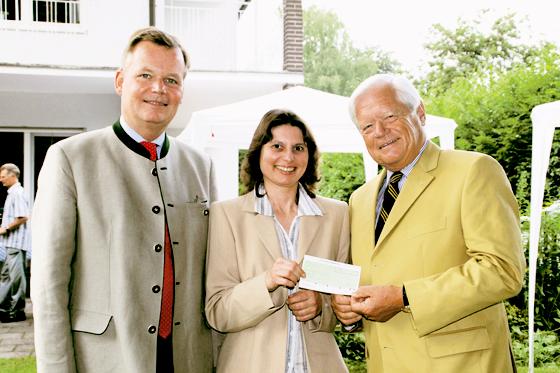 Rita Graßl (Mitte), Leiterin von Reversy, freute sich mit Bürgermeister Jan Neusiedl (li.) über die Spende des Rotary Clubs, überreicht vom Präsidenten Rüdiger von Michaelis (re.). 	Foto: hol