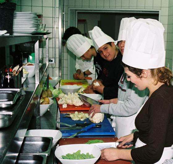 Kinder als Küchenchefs: Für ein festliches Abendessen mit der Münchner Prominenz übernehmen die jungen Nachwuchskräfte das Regiment. Foto: VA