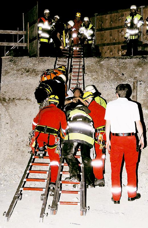 Die Feuerwehr musste bei der Rettung aus drei Metern Tiefe helfen.	Foto: FW
