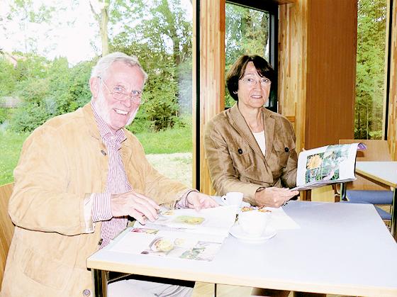Die Dritte Bürgermeisterin Brigitte Thoma machte es sich mit ihrem Mann Dr. Thoma im Lesecafé gemütlich.	Foto: Privat