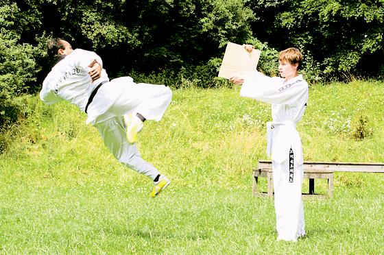 Erfolgreich absolvierten die Taekwondoler der Erlöserkirche ihre Prüfungsaufgaben.	Foto: VA