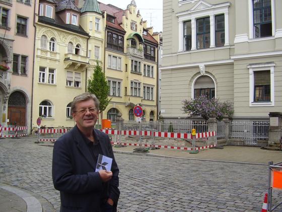 »Die 1897 angelegte Richard-Wagner-Straße sieht heute fast genauso aus wie damals«, sagt Benno Zimmermann, Projektleiter des Kulturgeschichtspfads Maxvorstadt. In der Hand hält er die Broschüre für den Stadtrundgang.	Foto: js