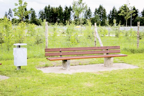 Mehr Sitzgelegenheiten und mehr Abfalleimer wurden in Waldperlach aufgestellt. Foto: Privat