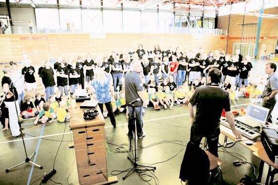 Gemeinsam nahmen die Handball-Spieler »ihre« Hymne auf. Foto: SV-DJK