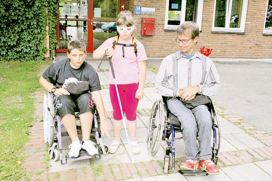 Selbst so ein ebenerdiger Aufgang kann bei einem Handicap zum Problem werden, fanden Elvan und Seline mit Thomas Schmidt (rechts) heraus.	Foto: em