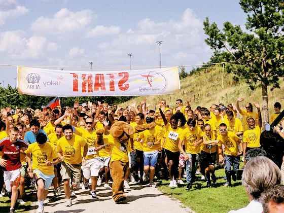 Stolze Leistung: 360 Sportler erliefen für »Hilfe für Kids« insgesamt 10.000 Euro.	Foto: VA