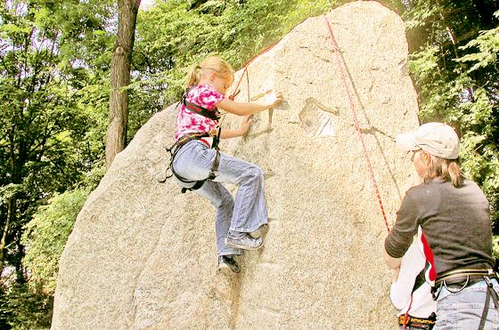 Kinder können im Garten des Alpinen Museums das Klettern ausprobieren.	Foto: Alpines Museum des DAV