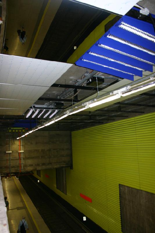 Mit einer Spiegelfläche wie im Bild links oben wird die ganze Bahnhofsdecke überzogen. 	Foto: ms