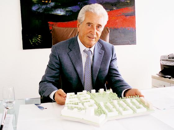 Günter Büschl mit einem Modell des fertig gestellten Agfa-Parks. Fotos: Woschée