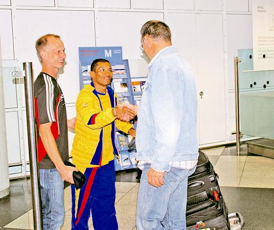 Fredy Serrano (Mitte bei seiner Ankunft am Münchner Flughafen am vergangenen Samstag.	Foto: Verein