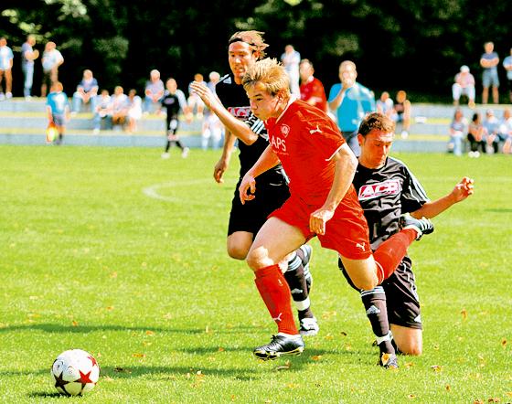 Einen Schritt schneller als der Gegner: Ferdinand Grund und der FC Unterföhring sind nun Tabellenführer der Bezirksoberliga.	Foto: ba