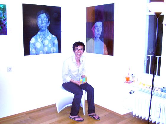 Für Nghia Nuyen, der seit zwei Jahren ein Atelier im Glockenbach unterhält, hat sich die Auktion gelohnt. Zahlreiche Besucher haben für seine Werke ein Gebot abgegeben. Foto: js