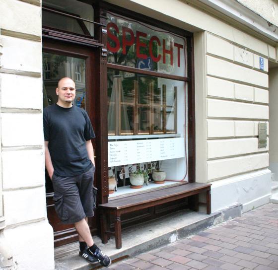 Sebastian Kuboth zeigt das Ladengeschäft direkt an der U-Bahnstation Lehel, das im wirklichen Leben ein Café beherbergt. Dort eröffnet Tscharlie in den Münchner Geschichten ein Bekleidungsgeschäft: Es heißt Tscharlies Tschiens. Foto: ko