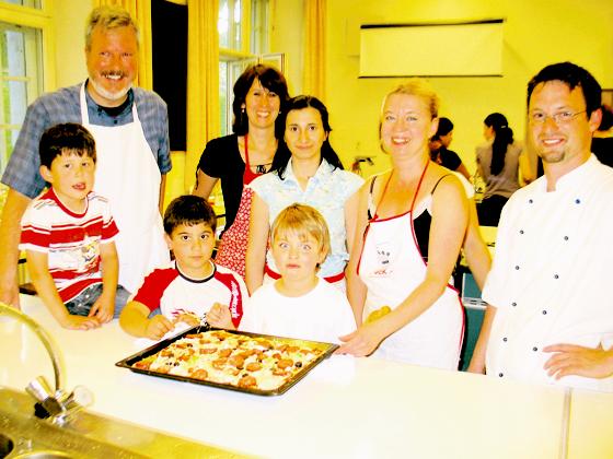 Gesund und preisgünstig kochen mit (v. l.): Karl Heinz Gimpfl und Petra Hellwig, Ayse und Mazena, ihren Kindern und Jan Wagner (re.).	Foto: aha