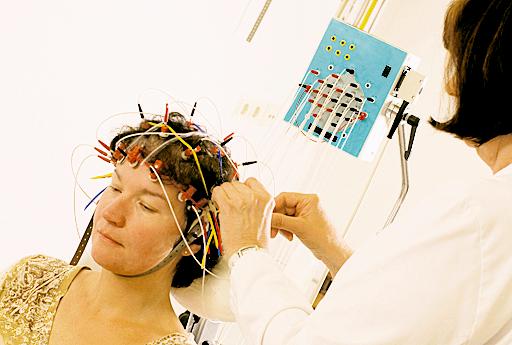 Das EEG misst die Hirnströme der Patientin.	Fotos: StKM