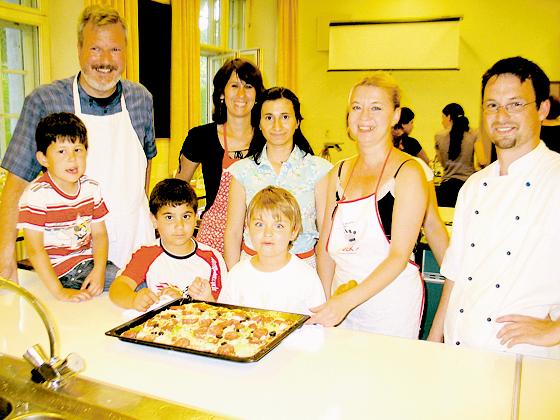 Gesund und preisgünstig kochen mit (v. l.): Karl Heinz Gimpfl und Petra Hellwig, Ayse und Mazena, ihren Kindern und Jan Wagner (re.). Foto: aha