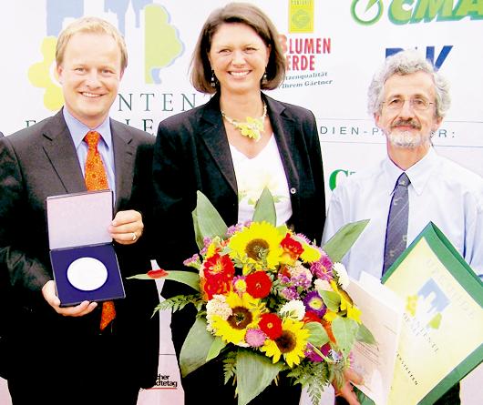 Von links: Bürgermeister Robert Niedergesäß mit Bundeslandwirtschaftsministerin Ilse Aigner und Dr. Claus Ortner, Chef der örtlichen Agenda 21 bei der Preisverleihung. Foto: Gemeinde