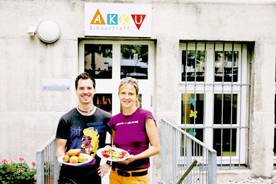 Im Kindertreff AKKU, hier vertreten durch Birgit Hannich und Denis Bayer, gibt es nachmittags kostenloses Obst und Brotzeit für kleines Geld. Foto: Woschée