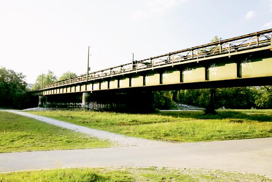 Derzeit noch alleinige Heimat für den Zugverkehr soll die alte Braunauer Eisenbahnbrücke künftig auch für Radfahrer und Fußgänger benutzbar sein  vorläufig im Rahmen einer »Isarlust«-Projektwoche der Urbanauten. Foto: Hettich