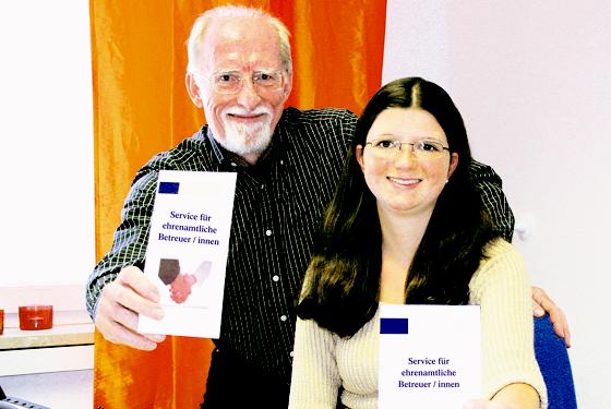 Veronika Vaitl und Wilhelm Eckert beraten im Betreuungsverein rund um Hilfe- und Sozialleistungen für Pflegebedürftige.	Foto: ko