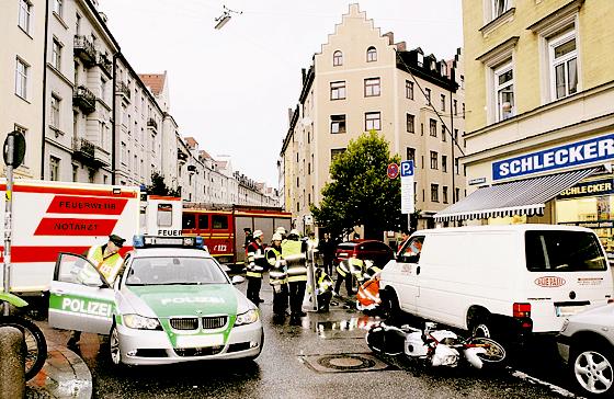 Motorradunfall im Dreimühlenviertel: Die Feuerwehr barg die verletzte Fahrerin. 	Foto: Feuerwehr