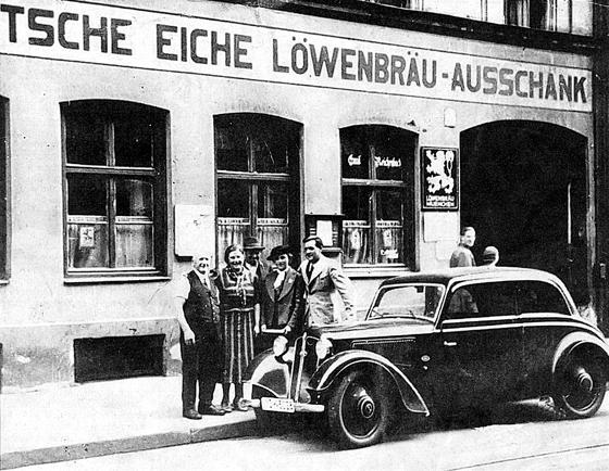 Ort des Genusses: ;Emil Reichenbach mit Familie vor seiner Wirtschaft »Deutsche Eiche«.	Repro: Ertl