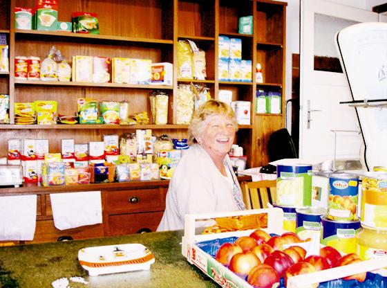 Traudl Maier betreibt einen der letzten Tante Emma Läden Bayerns.  Foto: Föll