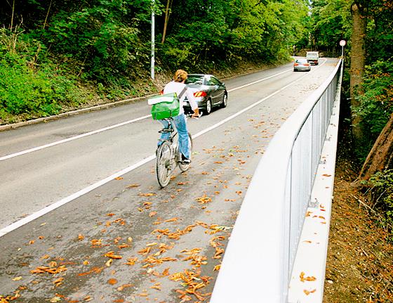 Der Verkehr entlang des Hachinger Bergs kann nach einer Vierteljahressperrung wieder fließen. Foto: HH