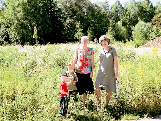 Britta Kubat-Galuschky (links) inspiziert mit Barbara Wieberger-Rieder und ihren Söhnen Timo und Lukas schon  einmal ihren »Lieblingsstandort«.	Foto: sd