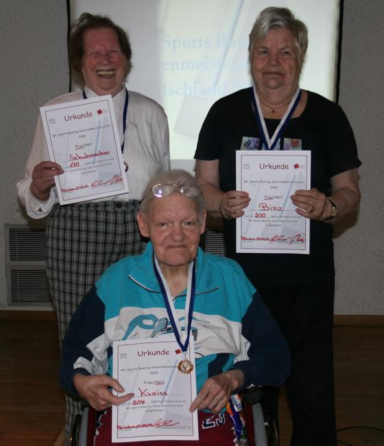 Fit wii ein Turnschuh: (v. li.) Maria Schuhmacher (74), Helga Binz (73) und Adolf Kroiss (67) bewiesen, dass Spielkonsolen nicht nur was für junge Leute sind. Foto: au