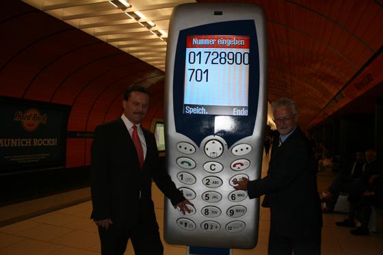 Dieter Vogelhuber (li.) und Herbert König testeten schon einmal vorab, ob das Telefonieren im Untergrund denn auch klappt. Foto: au