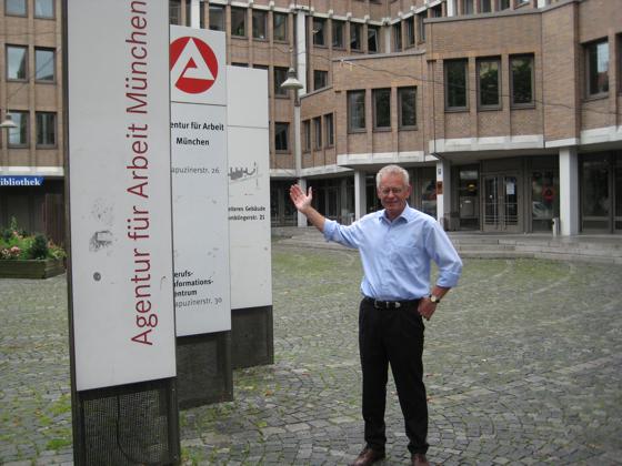 Keinen Ausbildungsplatz gefunden? Wolfgang Braun von der Arbeitsagentur München kann vielleicht noch helfen. Foto: au