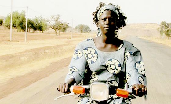 Die junge Maimouna reist mit dem Moped von Dorf zu Dorf, um über die Genitalverstümmelung aufzuklären.	Foto: VA