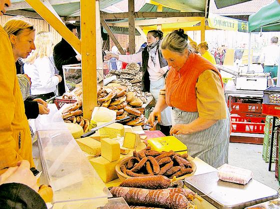 Auf dem Markt des Hoffestes gibt es von Brot über Wurst bis hin zu Käse alles, was das ökologische Herz begehrt. Foto: Bund Naturschutz