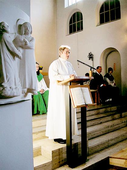 Christine Stauß bei ihrer Einführungsansprache in der Kirche. Foto: Privat