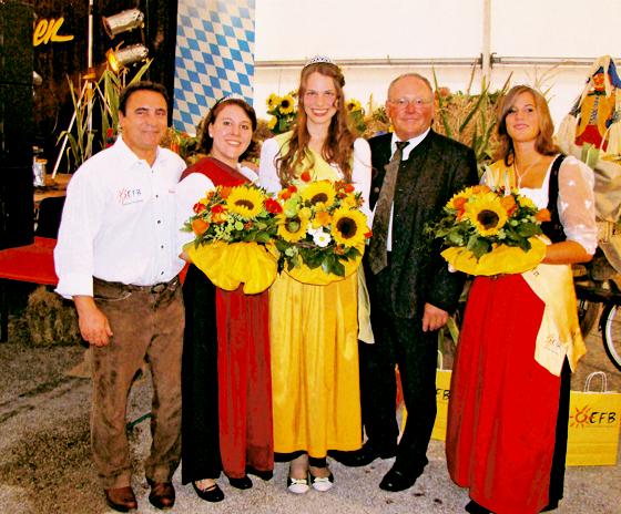 EFB-Vorstandsmitglied Markus Scheuch (links) stellt zusammen mit Bürgermeister Josef Riemensberger und ihren Vorgängerinnen stolz die neue »Kartoffelkönigin« Elisabeth Schredl (Mitte) vor.	Foto: an