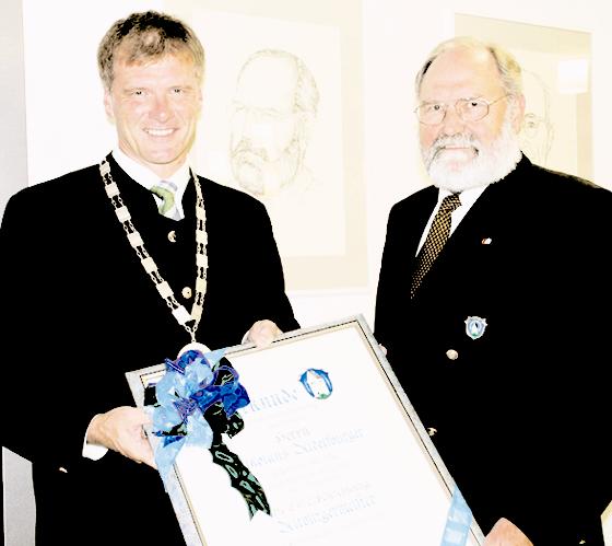 Bürgermeister Stefan Schelle freute sich, seinen langjährigen Vorgänger Nikolaus Aidelsburger zum Altbürgermeister ernennen zu dürfen.  Foto: hol