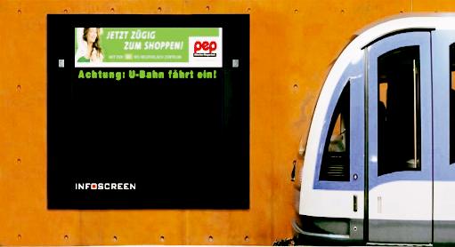 Achtung, die U-Bahn fährt ein: In einigen U-Bahn-Stationen im Münchner Osten ist das pep mit Info-Screens vertreten.