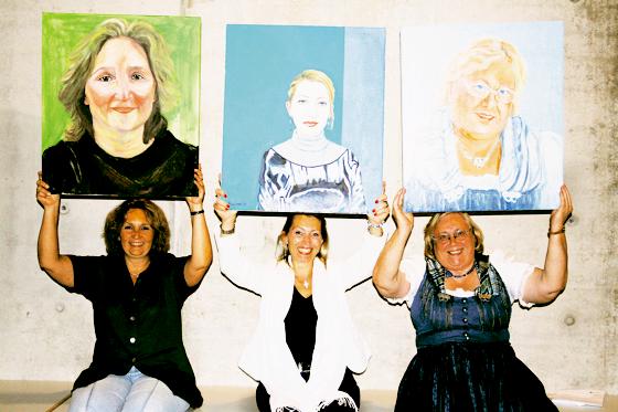 Manuela Hoffmann-Maleki, Afrodite Vassilopoulou und Irene Schlagenhaufer (von links)  bald »hängen« sie an der Wand im großen Saal des Kulturhauses Milbertshofen. 	Foto: em