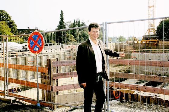Der Grünwalder Bauamtsleiter Stefan Rothörl ist sehr zufrieden mit den Baufortschritten für die Parkgarage am Hirtenweg. Foto: hol